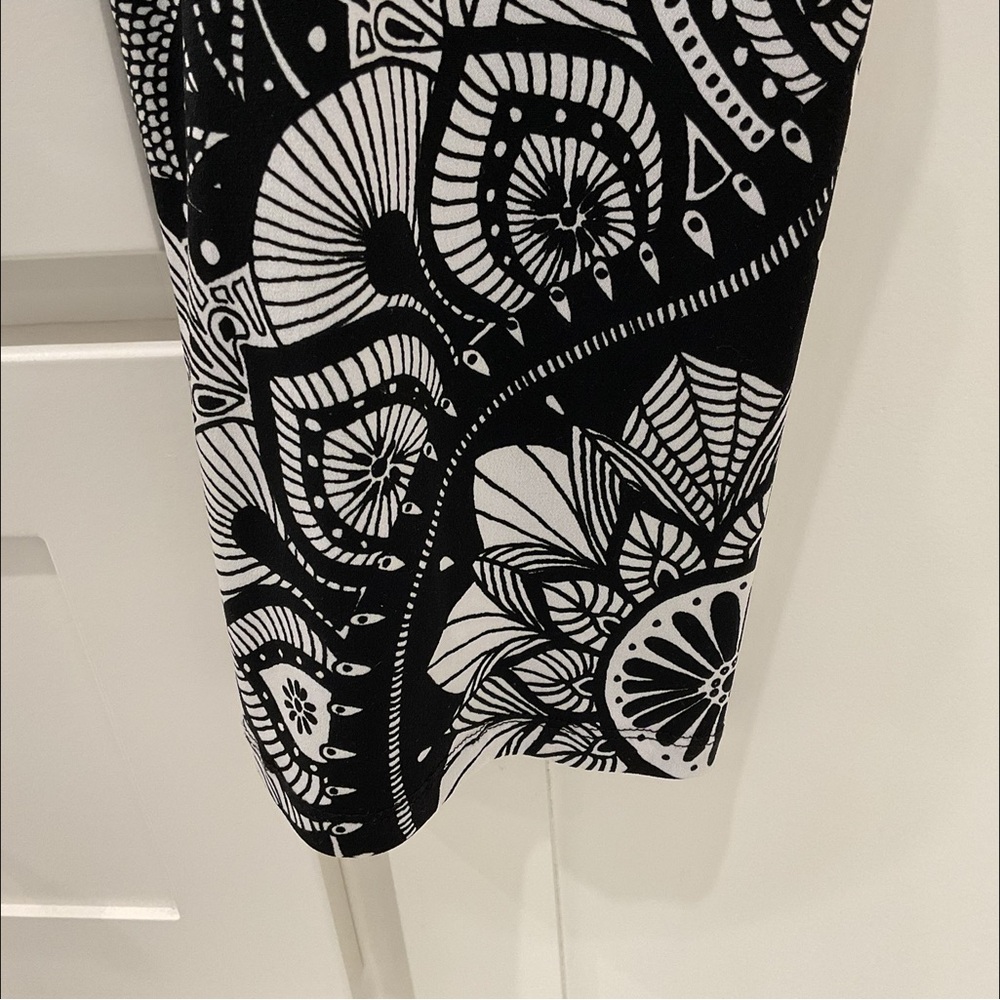 🔴JM Collection Black and White Graphic Embellished Tunic🔴 - Picture 7 of 9